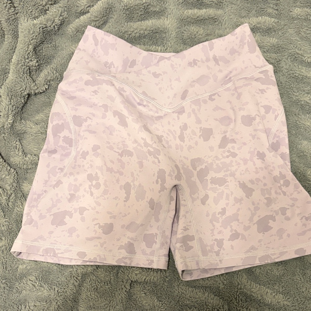 Alphalete Women's Athletic Bra and Shorts in Light Purple Pattern